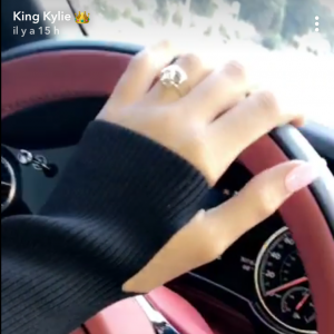 Kylie Jenner dévoilant une nouvelle bague à son annulaire gauche le 11 novembre 2017. Souhaite-t-elle entretenir les rumeurs de fiançailles ?