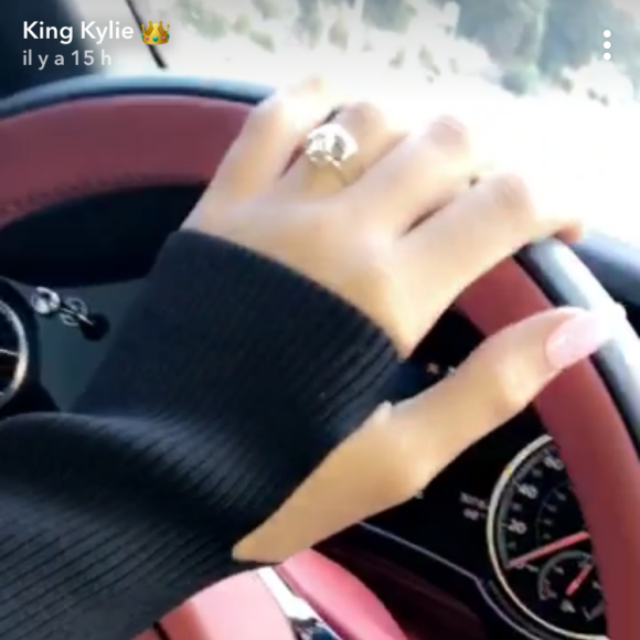 Kylie Jenner dévoilant une nouvelle bague à son annulaire gauche le 11 novembre 2017. Souhaite-t-elle entretenir les rumeurs de fiançailles ?