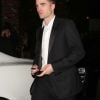 Robert Pattinson quitte la soirée d'anniversaire de L.Dicaprio au Highlight Room à Los Angeles le 11 novembre 2017.