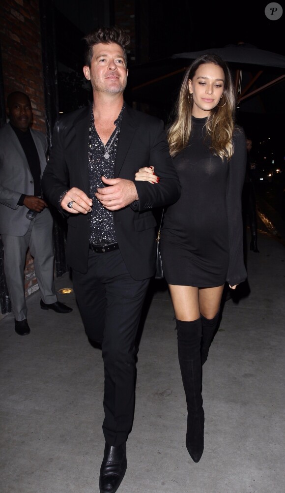 Robin Thicke et sa compagne April Love Geary, enceinte quittent la soirée d'anniversaire de Leonardo DiCaprio à Hollywood le 11 novembre 2017.