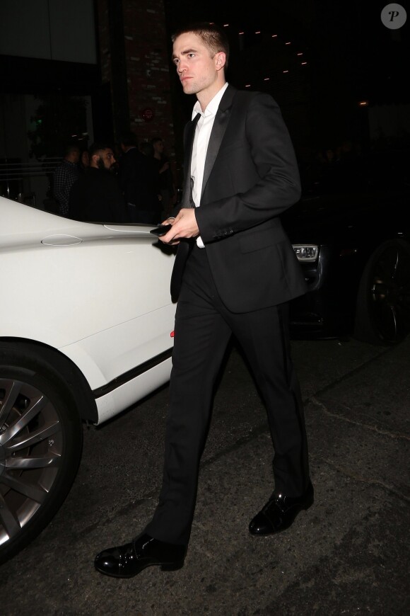 Robert Pattinson quitte la soirée d'anniversaire de L.Dicaprio au Highlight Room à Los Angeles le 11 novembre 2017.