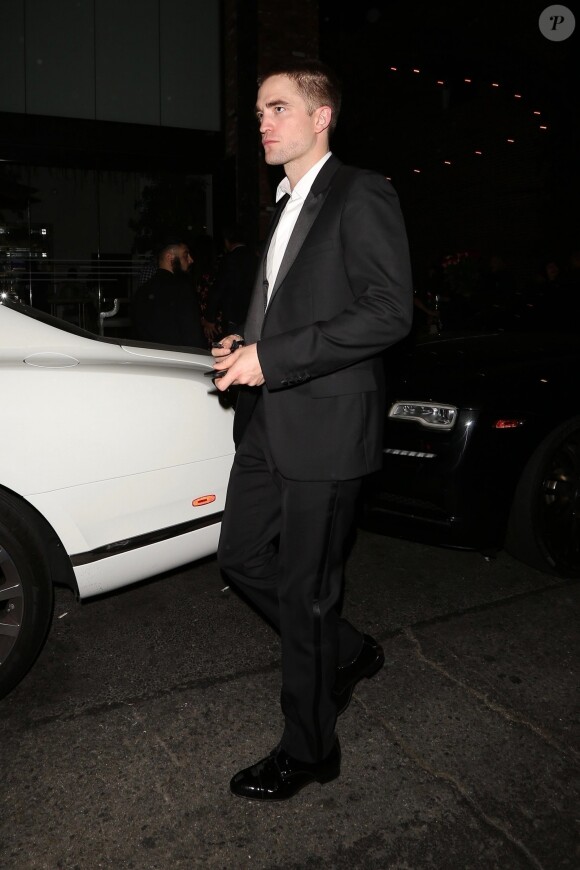 Robert Pattinson quitte la soirée d'anniversaire de L.Dicaprio au Highlight Room à Los Angeles le 11 novembre 2017.