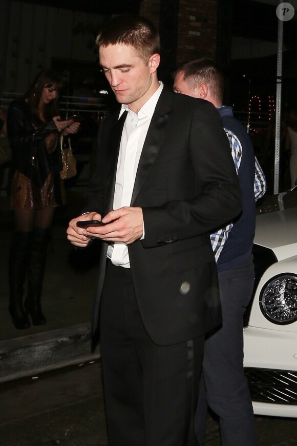 Robert Pattinson quitte la soirée d'anniversaire de L.Dicaprio au Highlight Room à Los Angeles le 11 novembre 2017.