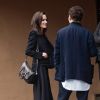 Exclusif - Angelina Jolie discute avec des connaissances devant des bureaux à Hollywood, le 12 novembre 2017
