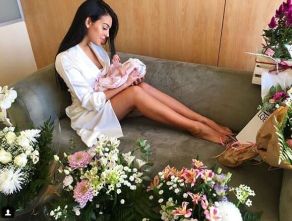 Georgina Rodriguez, compagne de Cristiano Ronaldo, pose à la maternité avec sa fille Alana Martina. Instagram, le 14 novembre 2017.