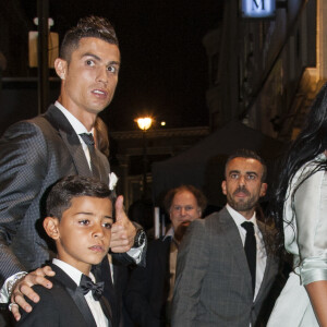 Cristiano Ronaldo (meilleur joueur), son fils Cristiano Jr et sa compagne Georgina Rodriguez enceinte - The Best FIFA Football Awards 2017 au London Palladium à Londres, le 23 octobre 2017. © Pierre Perusseau/Bestimage
