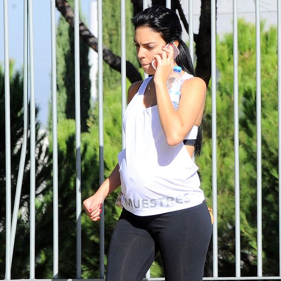 Exclusif - Georgina Rodriguez enceinte (compagne de Cristiano Ronaldo) se promène dans les rues de Madrid, le 15 octobre 2017.