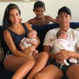 Photo de Cristiano Ronaldo, sa compagne Georgina Rodriguez, et ses trois enfants Cristiano Jr, Eva et Mateo. Août 2017.