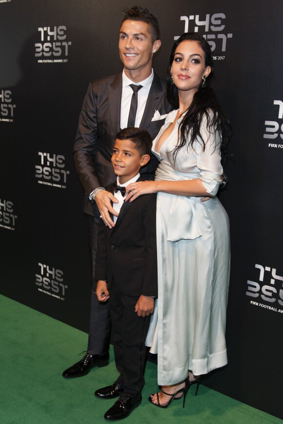 Cristiano Ronaldo (meilleur joueur), son fils Cristiano Jr et sa compagne Geor­gina Rodri­guez enceinte - The Best FIFA Football Awards 2017 au London Palladium à Londres, le 23 octobre 2017. © Pierre Perusseau/Bestimage