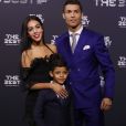 Cristiano Ronaldo, son fils Cristiano Jr et sa compagne Georgina Rodriguez au photocall des FIFA Football Awards à Zurich le 9 janvier 2017.