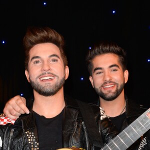 Kendji Girac pose au côté de sa statue au musée Grévin à Paris, le 8 mars 2017. © Guirec Coadic/Bestimage