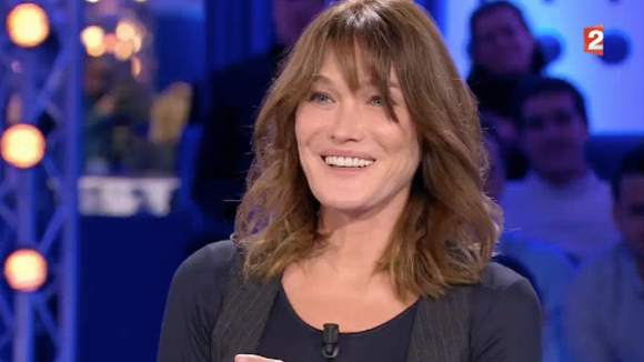 Carla Bruni draguée par Yann Moix sur le plateau d'"On n'est pas couché" sur France 2, le 18 novembre 2018.
