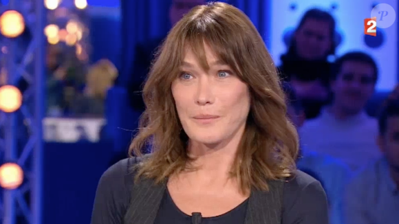 Carla Bruni draguée par Yann Moix sur le plateau d'"On n'est pas couché" sur France 2, le 18 novembre 2018.
