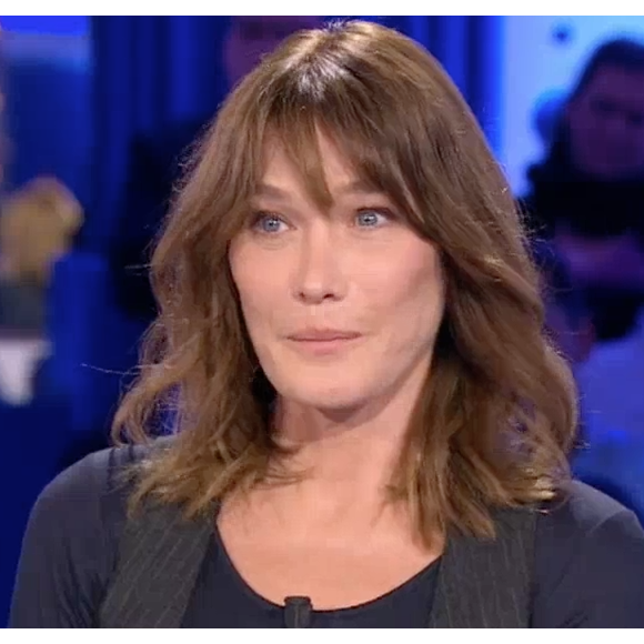 Carla Bruni draguée par Yann Moix sur le plateau d'"On n'est pas couché" sur France 2, le 18 novembre 2018.
