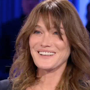 Carla Bruni draguée par Yann Moix sur le plateau d'"On n'est pas couché" sur France 2, le 18 novembre 2018.
