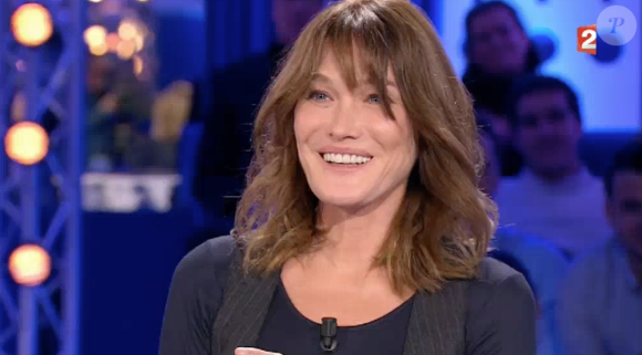 Carla Bruni draguée par Yann Moix sur le plateau d'"On n'est pas couché" sur France 2, le 18 novembre 2018.
