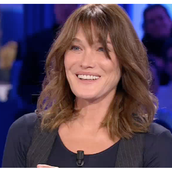 Carla Bruni draguée par Yann Moix sur le plateau d'"On n'est pas couché" sur France 2, le 18 novembre 2018.
