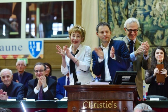 Le président de Christie's François de Ricqlès (commissaire-priseur), Charles Aznavour, Marc-Olivier Fogiel et Julie Depardieu - 157ème vente aux enchères des vins des Hospices de Beaune à Beaune le 19 novembre 2017. © Giancarlo Gorassini/Bestimage