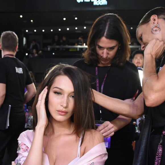 Bella Hadid - Coulisses du défilé Victoria's Secret 2017 à la Mercedes-Benz Arena Shanghai. Shanghaï, le 20 novembre 2017.