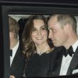  Kate Middleton, enceinte, arrive avec le prince Harry et le prince William au dîner en famille organisé le 20 novembre 2017 au château de Windsor pour les noces de platine de la reine Elizabeth II et du prince Philip, duc d'Edimbourg. La duchesse de Cambridge porte un collier de perles prêté par Sa Majesté. 