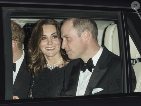 Kate Middleton, enceinte, arrive avec le prince Harry et le prince William au dîner en famille organisé le 20 novembre 2017 au château de Windsor pour les noces de platine de la reine Elizabeth II et du prince Philip, duc d'Edimbourg. La duchesse de Cambridge porte un collier de perles prêté par Sa Majesté.