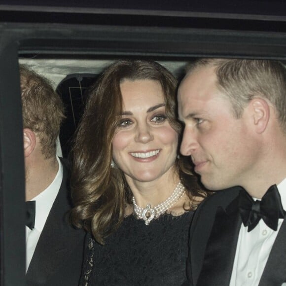 Kate Middleton, enceinte, arrive avec le prince Harry et le prince William au dîner en famille organisé le 20 novembre 2017 au château de Windsor pour les noces de platine de la reine Elizabeth II et du prince Philip, duc d'Edimbourg. La duchesse de Cambridge porte un collier de perles prêté par Sa Majesté.