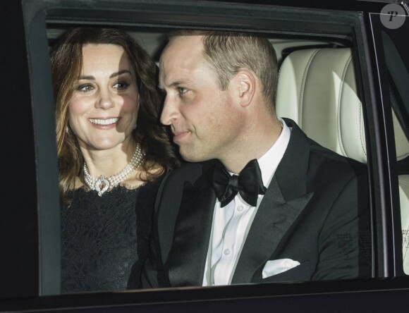 Kate Middleton, enceinte et le prince William au dîner en famille organisé le 20 novembre 2017 au château de Windsor pour les noces de platine de la reine Elizabeth II et du prince Philip, duc d'Edimbourg. La duchesse de Cambridge porte un collier de perles prêté par Sa Majesté.