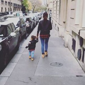 Amel Bent en balade avec sa fille Sofia, habillée comme elle. Instagram, le 21 novembre 2017.