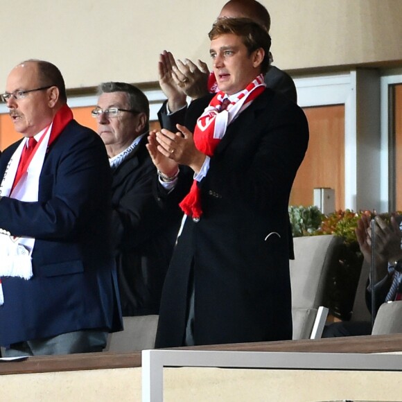 Le prince Albert II de Monaco et ses neveux Pierre Casiraghi et Louis Ducruet au Stade Louis-II le 21 novembre 2017 lors de la défaite de l'AS Monaco contre le RB Leipzig en Ligue des Champions. © Bruno Bebert/Bestimage