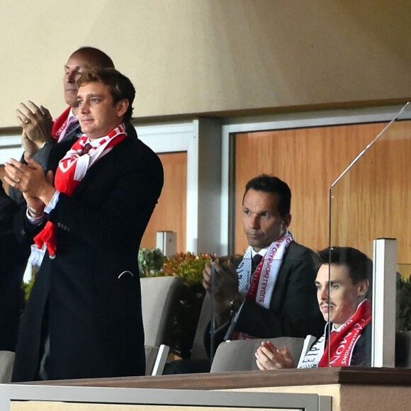 Le prince Albert II de Monaco et ses neveux Pierre Casiraghi et Louis Ducruet au Stade Louis-II le 21 novembre 2017 lors de la défaite de l'AS Monaco contre le RB Leipzig en Ligue des Champions. © Bruno Bebert/Bestimage