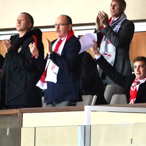 Le prince Albert II de Monaco et ses neveux Pierre Casiraghi et Louis Ducruet au Stade Louis-II le 21 novembre 2017 lors de la défaite de l'AS Monaco contre le RB Leipzig en Ligue des Champions. © Bruno Bebert/Bestimage