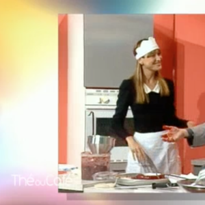 Carla Bruni redécouvre son passage dans "Frou-frou" en 1994 alors qu'elle est invitée par Catherine Ceylac dans son émission "Thé ou café" sur France 2, le 25 novembre 2017.