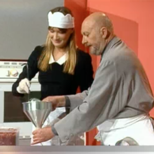 Carla Bruni redécouvre son passage dans "Frou-frou" en 1994 alors qu'elle est invitée par Catherine Ceylac dans son émission "Thé ou café" sur France 2, le 25 novembre 2017.