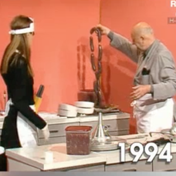 Carla Bruni redécouvre son passage dans "Frou-frou" en 1994 alors qu'elle est invitée par Catherine Ceylac dans son émission "Thé ou café" sur France 2, le 25 novembre 2017.