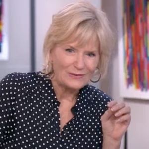 Carla Bruni redécouvre son passage dans "Frou-frou" en 1994 alors qu'elle est invitée par Catherine Ceylac dans son émission "Thé ou café" sur France 2, le 25 novembre 2017.