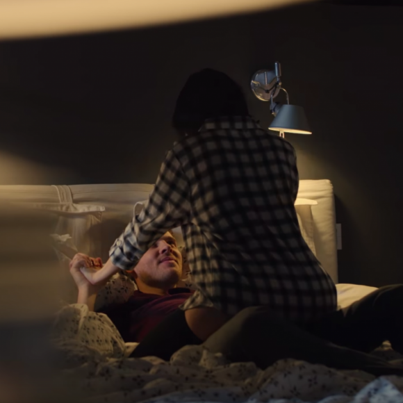 Agathe Auproux dans le clip de la chanson "Pourquoi tu t'en vas ?"  Charlie Boisseau. Novembre 2017.