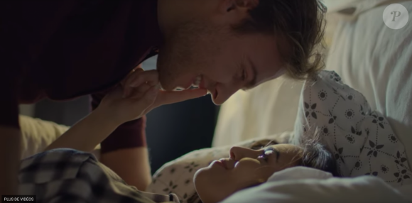 Agathe Auproux dans le clip de la chanson "Pourquoi tu t'en vas ?"  Charlie Boisseau. Novembre 2017.