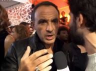 Nikos Aliagas fait de l'humour en soirée, avec deux Miss