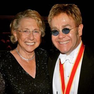 Elton John pleure la mort de sa mère Sheila Farebrother, survenue le 4 décembre 2017