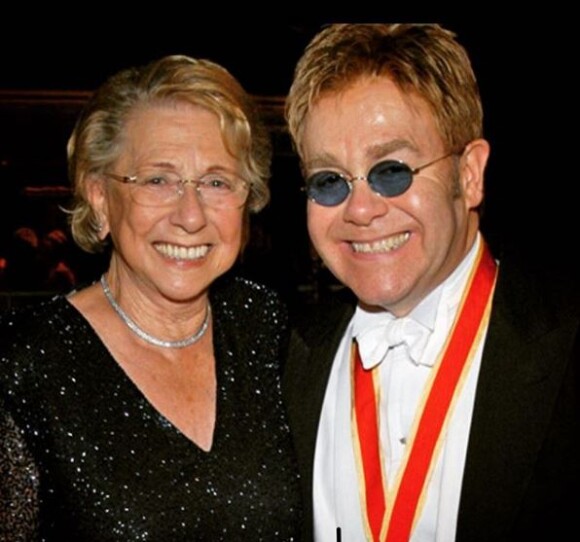Elton John pleure la mort de sa mère Sheila Farebrother, survenue le 4 décembre 2017