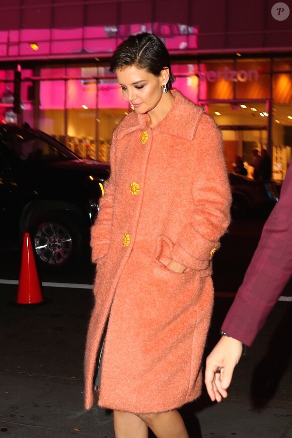 Katie Holmes arrive à la soirée d'ouverture de la boutique Privé Revaux, à New York, le 4 décembre 2017 