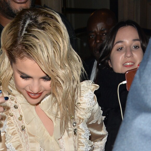Selena Gomez quitte son hôtel pour se rendre à la soirée "British Fashion Awards" à Londres, le 4 décembre 2017. © CPA/Bestimage