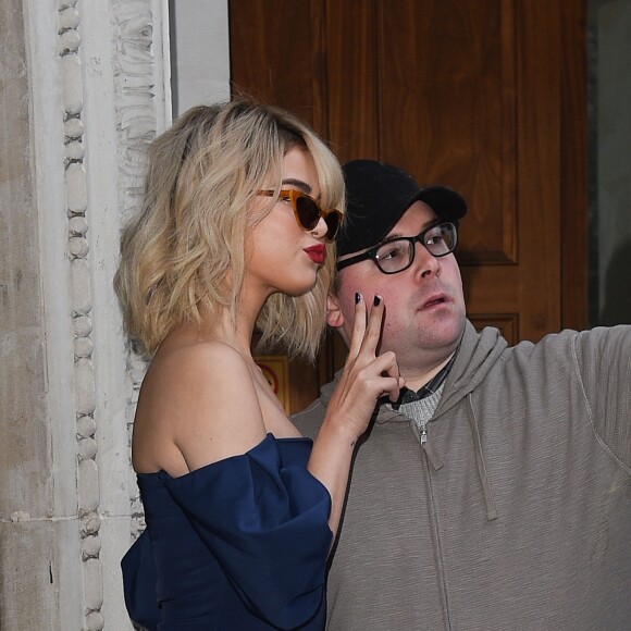 Selena Gomez à la sortie de la station de radio BBC 1 à Londres, Royaume Uni, le 4 décembre 2017.