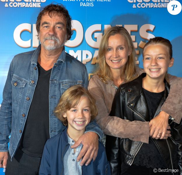Olivier Marchal avec sa femme Catherine et leur enfant Basile et Ninon à l'avant-première de "Cigognes & Compagnies" au cinéma Gaumont Opéra à Paris, le 25 septembre 2016. © Guirec Coadic/Bestimage