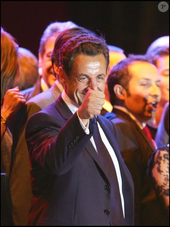 Nicolas Sarkozy fête sa victoire entouré de toutes ses amis politiques, people, et sa famille, sur la place de la Concorde, le 6 mai 2007.