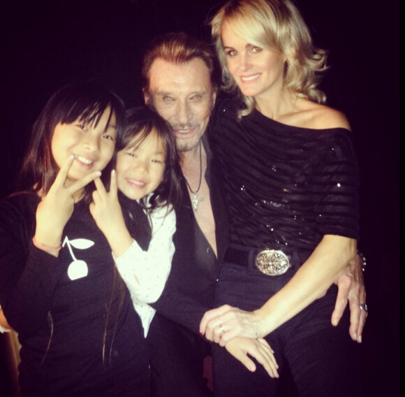 Johnny et Laeticia Hallyday posent avec leurs filles, Jade et Joy, dans les coulisses des concerts des Vieilles Canailles au Palais Omnisports de Paris Bercy, novembre 2014. C'est Sébastien Farran, le manager de Johnny, qui a pris la photo.