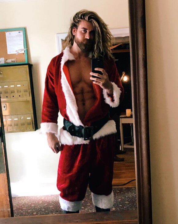 Brock O'Hurn déguisé en Père Noël pour le tournage de sa publicité Icelandic Glacial Water. Décembre 2016.