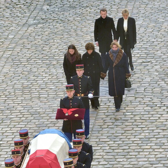 Marie-Sarah, petite fille de Jean d'Ormesson, Françoise, sa femme, et Héloïse, sa fille, le président Emmanuel Macron et sa femme Brigitte Macronlors de la cérémonie d'hommage national à Jean d'Ormesson à l'hôtel des Invalides à Paris le 8 décembre 2017. © Giancarlo Gorassini / Bestimage