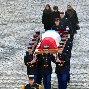 Marie-Sarah, petite fille de Jean d'Ormesson, Françoise, sa femme, et Héloïse, sa fille, le président Emmanuel Macron et sa femme Brigitte Macronlors de la cérémonie d'hommage national à Jean d'Ormesson à l'hôtel des Invalides à Paris le 8 décembre 2017. © Giancarlo Gorassini / Bestimage