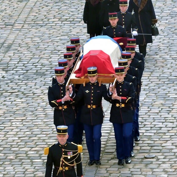 Marie-Sarah, petite fille de Jean d'Ormesson, Françoise, sa femme, et Héloïse, sa fille, le président Emmanuel Macron et sa femme Brigitte Macronlors de la cérémonie d'hommage national à Jean d'Ormesson à l'hôtel des Invalides à Paris le 8 décembre 2017. © Giancarlo Gorassini / Bestimage